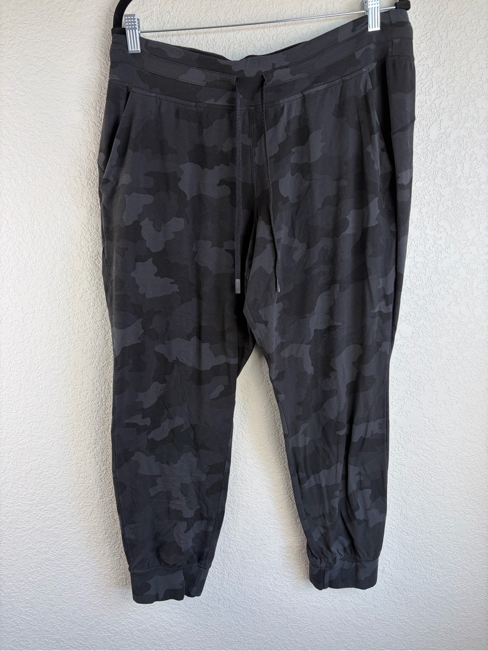 lululemon athletica women’s Dark Gray Camo Joggers